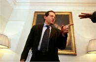 <p>Vítor Constâncio escusou-se a apontar uma data possível para a baixa dos impostos</p>