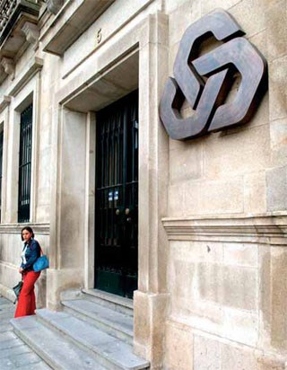 <p>Banco estatal financiou compra de acções</p>