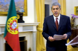 <p>Sócrates diz que seria irresponsável baixar impostos sem saber evolução da economia nestes primeiros meses e impacto da crise financeira em Portugal</p>
