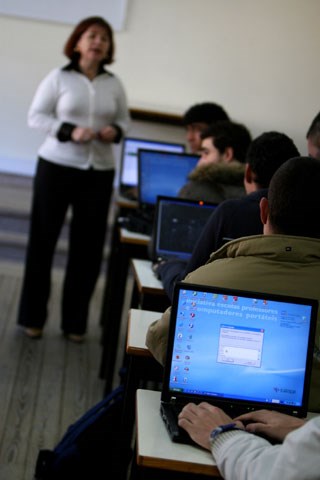 <p>José Sócrates anunciou ontem apoios do Estado ao novo computador, com acesso à Internet, e destinado a alunos do ensino básico</p>