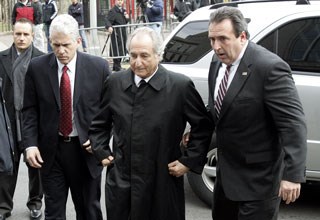 <p>O tribunal deverá ouvir 20 dos milhares de investidores burlados por Madoff (ao centro)</p>