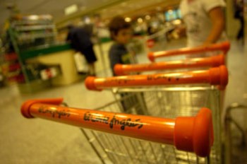 <p>A confiança dos consumidores desce há cinco meses consecutivos</p>
