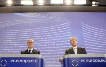 <p>O comissário europeu para os Assuntos Económicos e Financeiros, Olli Rehn, e o presidente do Europgrupo, Jean-Claude Juncker, na conferência de imprensa de hoje</p>