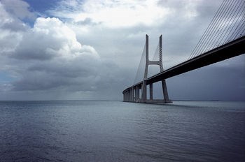 <p>O primeiro contrato deste tipo foi negociado para a construção da Ponte Vasco da Gama em 1992</p>