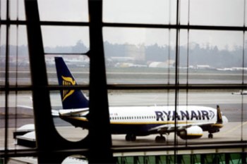 <p>Ryanair encerrou uma das rotas apoiadas, que ligava Barcelona a Faro</p>