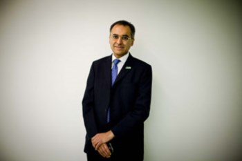 <p>Pavan Sukhdev diz que os decisores ainda não agem tendo em conta os benefícios públicos de ter, por exemplo, água limpa</p>