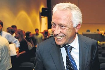 <p>Carlos Costa, governador do Banco de Portugal, tem razões para sorrir</p>