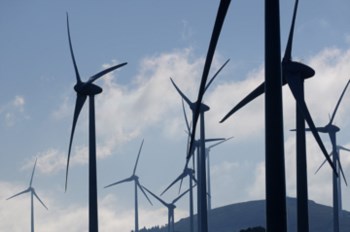 <p>O jornal sublinha a aposta nas energias renováveis mais eficazes, como a hídrica e eólica</p>