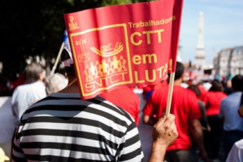 <p>Os trabalhadores protestam contra as alterações de horários impostas pela empresa</p>