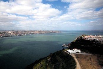 <p>O Tejo aguarda ainda uma nova travessia e a alta velocidade em Lisboa</p>