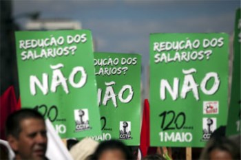 <p>Manifestantes da CGTP em frente à Assembleia da República</p>