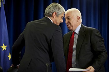 <p>José Sócrates e Teixeira dos Santos falaram ontem ao país</p>