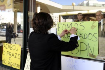 <p>Protestos à porta de balcões do BPN têm sido frequentes</p>