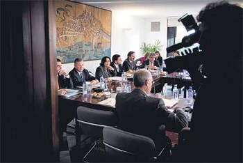 <p>Ministra Helena André admite que não tem condições para “prosseguir as discussões”</p>