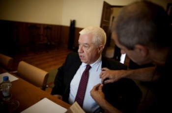 <p>Teixeira dos Santos diz que ninguém ficou de fora na hora de pagar a crise</p>