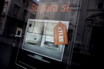 <p>O endividamento dos portugueses no sistema financeiro ascendia a 155 mil milhões de euros</p>