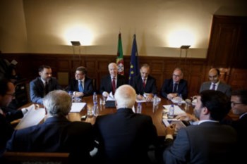 <p>O Financial Times destaca que o acordo, alcançado após "várias semanas de tensas negociações"</p>