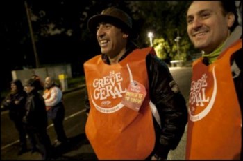<p>Coletes vermelhos da CGTP</p>