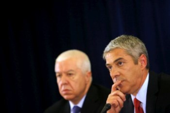 <p>Pressão mais apertada para Sócrates e Teixeira dos Santos</p>