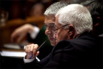 <p>Excepções aos cortes salariais são o novo quebra-cabeças do Governo no OE</p>