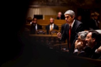 <p>O anúncio foi feito por José Sócrates aos jornalistas, após a aprovação do Orçamento do Estado</p>