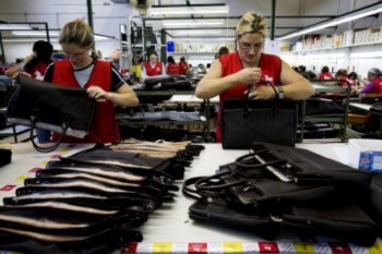 <p>Emprego no sector industrial caiu um por cento</p>
