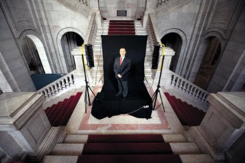 Defensor Moura nas escadarias da Assembleia da República