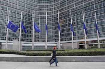 <p>Alteração não afectará os investidores que detêm na actualidade dívidas de bancos, diz a Comissão Europeia</p>