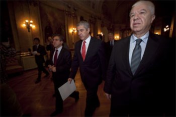 <p>Sócrates e Teixeira dos Santos terão que refazer contas</p>