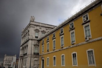 <p>O Estado precisa de um mínimo de dez mil milhões de euros até ao fim de Março</p>