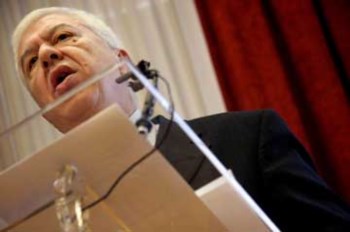 <p>Teixeira dos Santos recusa regimes de adaptações e excepções</p>