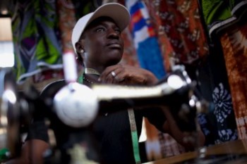 Lassana Sané, de 23 anos, veio da Guiné-Bissau, é costureiro