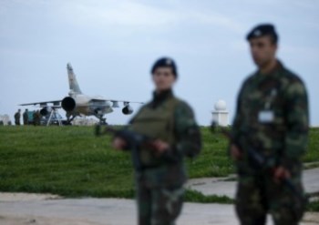 Dois pilotos descolaram de uma base aérea junto a Trípoli e um deles pediu asilo político em Malta