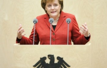 <p>Merkel enfrente oposição interna ao reforço do mecanismo europeu</p>
