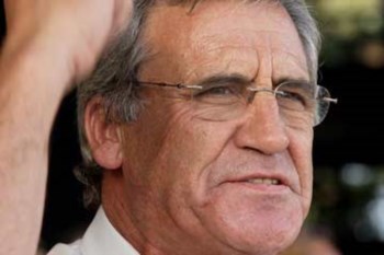 Jerónimo acusa o PSD de estar à espera de tomar o poder sem custos sociais Jerónimo acusa o PSD de estar à espera de tomar o poder sem custos sociais