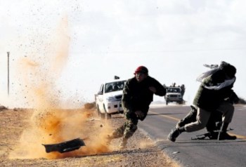 Rebeldes evitam estilhaços de uma bomba lançada em Benjawad