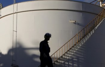 <p>O preço do petróleo tem está há semanas acima dos cem dólares no mercado de referência europeu</p>