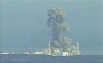 O fumo continua a sair da central de Fukushima nesta  imagem de hoje