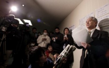 Um funcionário da Companhia de Electricidade do Japão explica aos jornalistas a crise nuclear em Fukushima