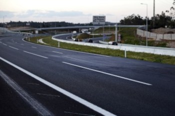 <p>Governo vai recalendarizar projectos de estradas para poupar</p>