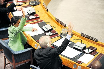 Susan Rice, dos EUA, e Mark Grant, do Reino Unido, ao votarem na ONU