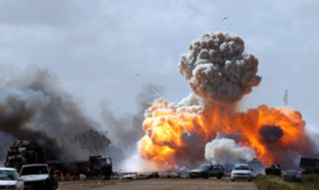 Bombardeamentos da aviação francesa na estrada que chega a Bengasi desde Ajdabiya