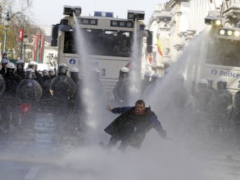 <p>A polícia usou canhões de água para dispersar os manifestantes</p>