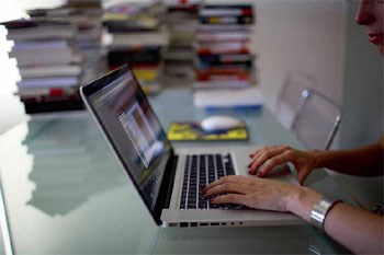 Estas iniciais online são mais fáceis de escrever e, além disso, permitem abreviar as mensagens quando há um limite máximo de caracteres, como acontece no Twitter e no Facebook Estas iniciais online são mais fáceis de escrever e, além disso, permitem abreviar as mensagens quando há um limite máximo de caracteres, como acontece no Twitter e no Facebook