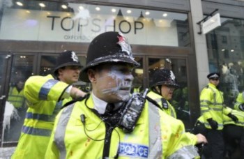 A polícia é alvo de ataques com tinta dos manifestantes