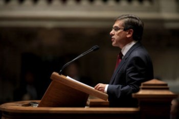 <p>"O Governo, que tanto tem procurado poupar o país, agirá patrioticamente", disse Lacão</p>
