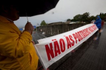 <p>Portagens estavam previstas para 15 de Abril</p>