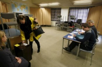 <p>Quase 60 por cento dos islandeses votou contra o reembolso da dívida</p>
