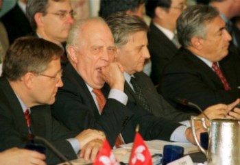 <p>Regling (1º à esq.), numa imagem de 1998, ao lado de Tietmeyer, Trichet e Strauss-Kahn </p>