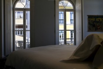 <p>Portugueses gastam, em média, 116 euros por noite lá fora</p>